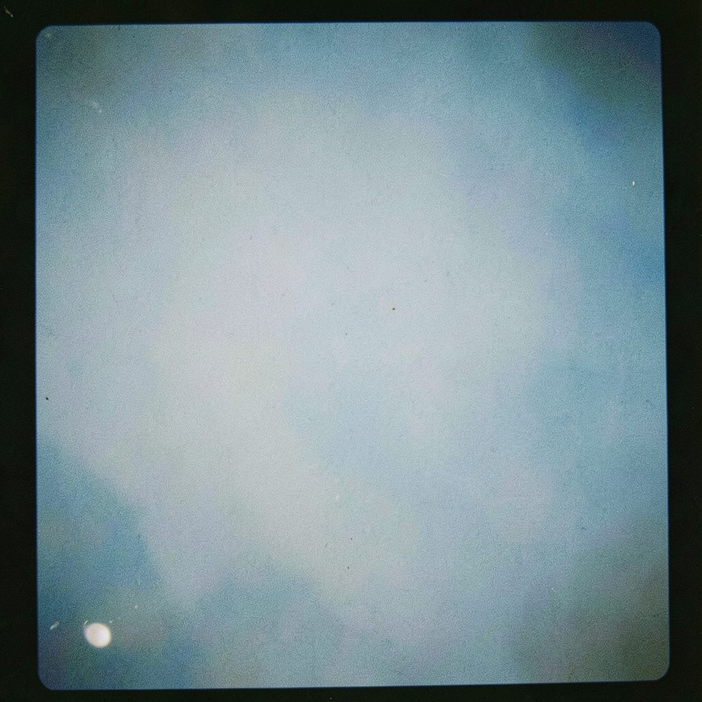 Immagine di intestazione grafica su sfondo blu, atmosfera editoriale e pellicola analogica